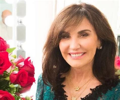 Robin McGraw Biography .